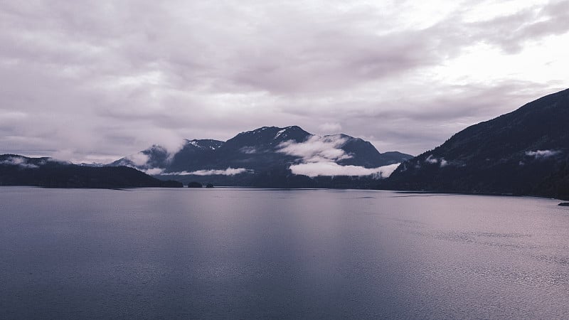 不列颠哥伦比亚省哈里森湖的群山