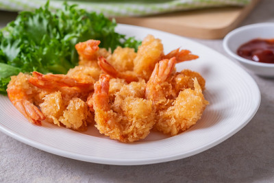 炒虾和蔬菜在盘子里