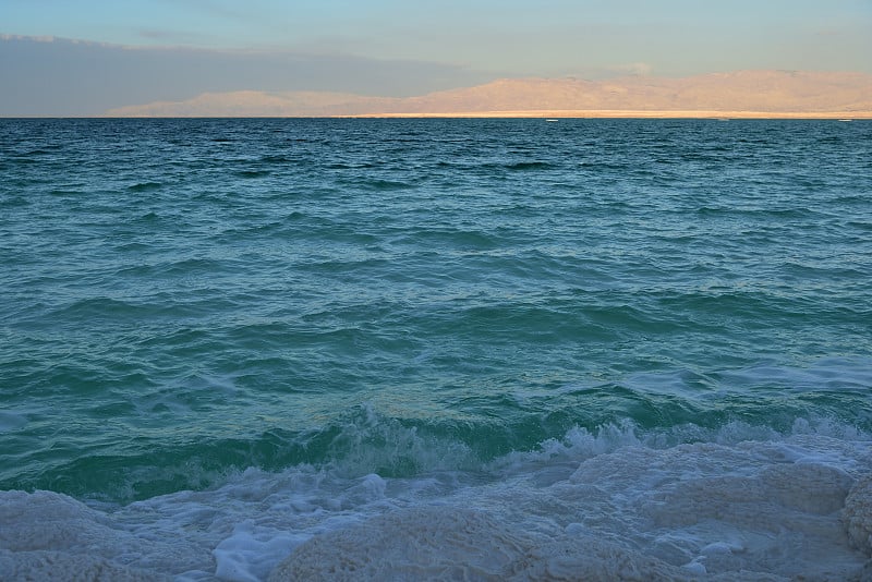 死海海景被夕阳照亮