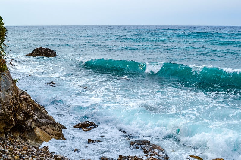 海景。波和泡沫。大海是绿色的。亚得里亚海