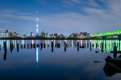 东京，日本河上的天际线