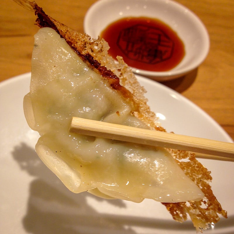 用酱汁接近日式煎饺