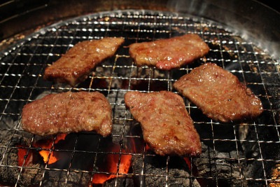 日本yakiniku(意思是烤肉或烧烤)餐厅供应的食物