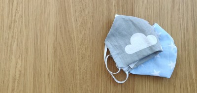 Self-sewing防护面具。桌上放自制的防护口罩和几块布