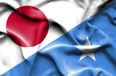 挥舞着索马里和日本的旗帜