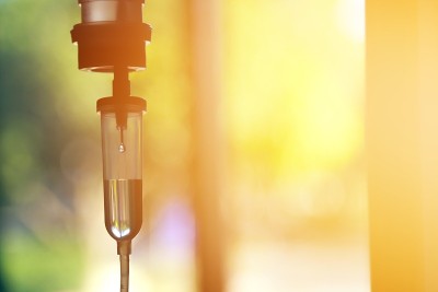 医院病房内生理盐水袋静脉滴注、医疗理念、治疗病人急诊和注射药物输液护理化疗理念。蓝色背景医院选择性聚