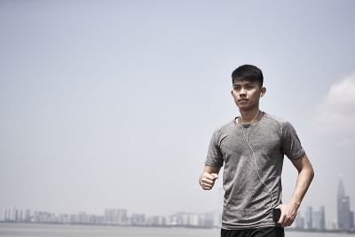 年轻的亚洲人准备逃跑
