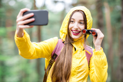 在森林里徒步旅行的女人