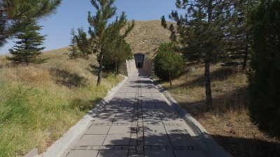 Gordion古玩城。佛里吉亚的迈达斯国王的坟墓和入口。Yassihoyuk, Gordion，土耳