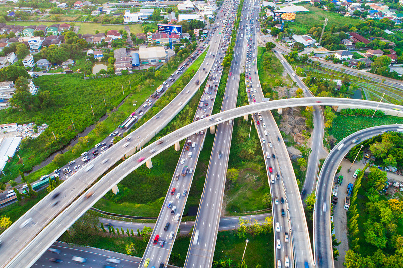 交通枢纽公路与车辆鸟瞰图