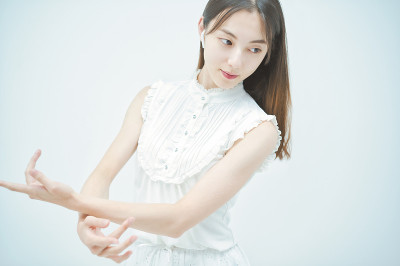 亚洲年轻女子翩翩起舞