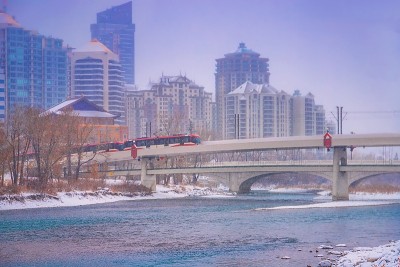 城市火车在雪下过桥