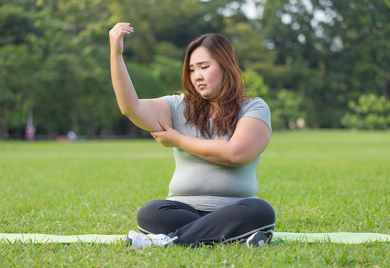 肥胖的女人正担心她的超重