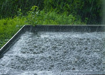 大雨打在黑色的平屋顶上