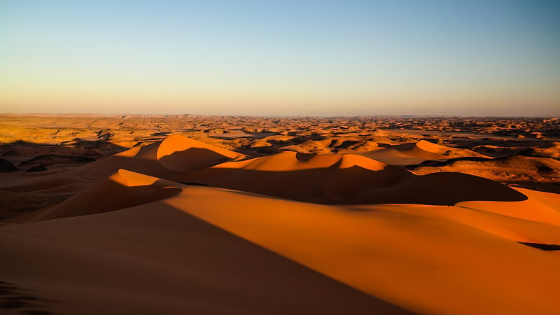 阿尔及利亚Tassili nAjjer国家公园Tin Merzouga沙丘的日出景观