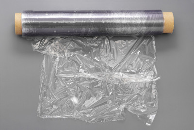 卷绕塑料拉伸膜卷，抽象塑料垃圾概念。副本的空间。