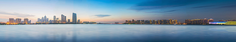 夕阳下现代城市建筑的天际线，中国苏州