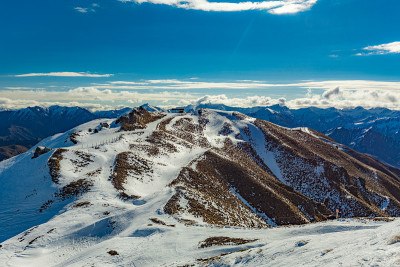 新西兰山全景和滑雪斜坡从皇冠峰滑雪胜地，皇后镇