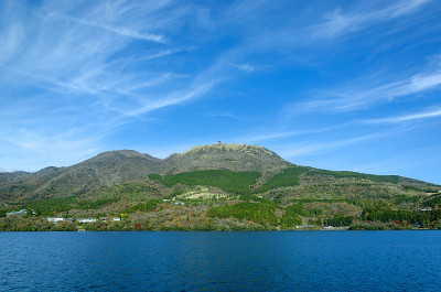 日本箱根市的Ashi湖和箱根山