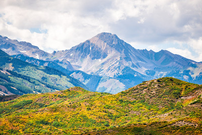 2019年，科罗拉多州的阿斯彭，岩石山Snowmass峰和咆哮叉谷植物的秋天树叶上充满活力的颜色