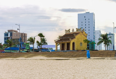 越南岘港中国海滩上的越南建筑