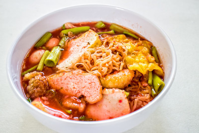 白色盘子里的泰式面条