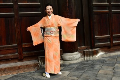 一名日本妇女在京都东福寺展示她的和服