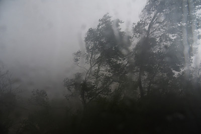 暴雨穿过挡风玻璃