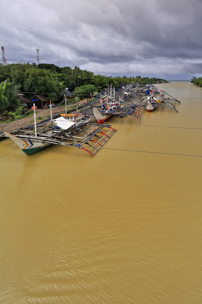 渔船停泊在巴亚湾河码头。Bayawan city-Philippines。0495