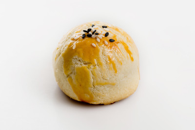传统中秋月饼孤立在白色上。