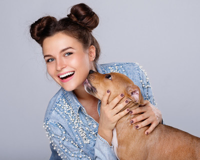 幸福的女人和斯塔福德小猎犬