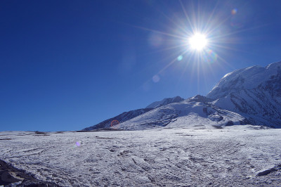 美丽的雪覆盖喜马拉雅山和蓝天锡金，印度