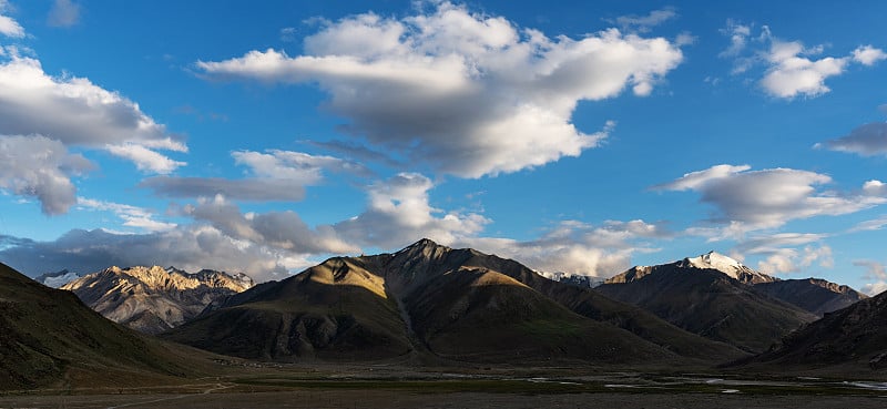 在印度北部的赞斯卡尔山谷，蓝天白云的全景山景