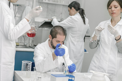 研究液体试管样本的一组科学家