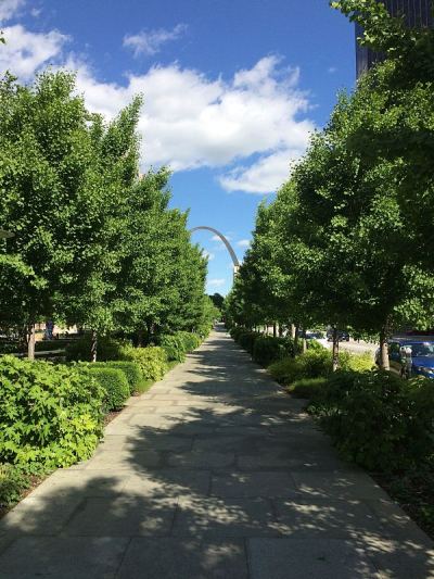 走向拱门