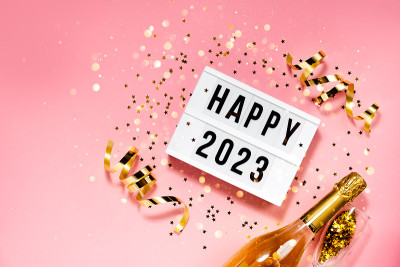 2021年新年灯牌号码。香槟，星星，彩带和散糕。顶部横向视图拷贝空间新年和节日的概念