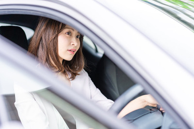 一个开车的年轻女人