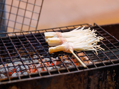 金针蘑菇熏肉卷，泰国普吉岛街头摊烧烤棒
