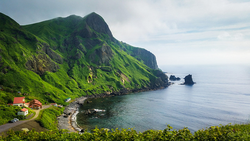 一个小海湾的当地宾馆的景色。市岛。日本