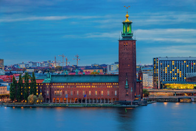 日落在市政厅，Stadshuset，在Kungsholmen岛的瑞典斯德哥尔摩