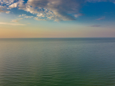 海上日出鸟瞰图。只有天空，云彩和水。美丽宁静的场景
