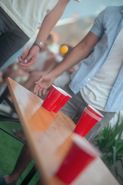 屋顶露台上的啤酒乒乓