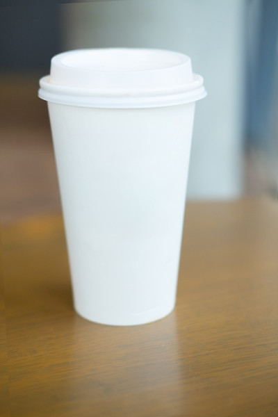 白色纸杯