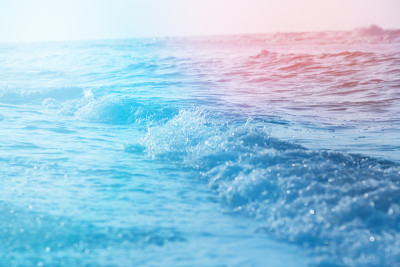 深蓝的波涛汹涌的海面上有泡沫和波浪的图案，色调轻盈