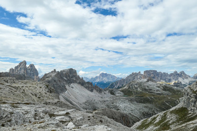 Oberbachernspitze -意大利白云石山谷的全景。山坡上有一座巨大的山