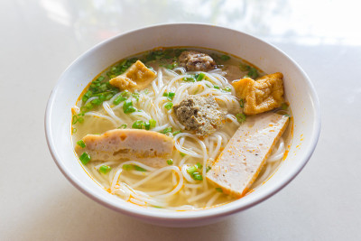 馒头riêu -一种越南面汤，里面有番茄汤、虾蟹酱、罗望子和鸡蛋