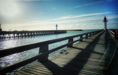 France.Normandy。特鲁维尔苏尔。码头上夏末的黄昏。