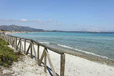 橙色的海湾海岸线。