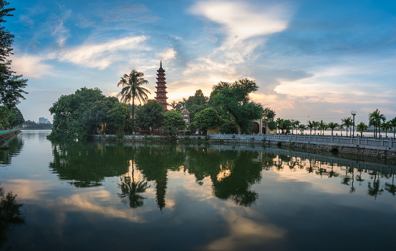 日落时分的陈国塔，越南河内最古老的寺庙。河内城市。