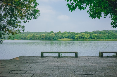 空石凳俯瞰水，在西湖，中国杭州